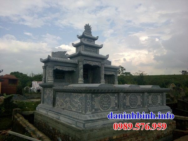 Mẫu mộ đôi bằng đá ba ngôi liền kề nhau tại Quảng Nam