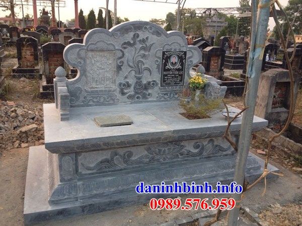 Mộ đôi gia đình bằng đá cất để tro hài cốt hỏa táng tại Bình Thuận