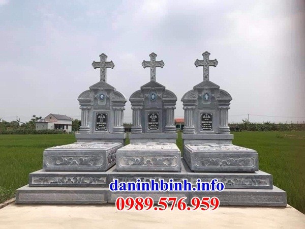 Hình ảnh mộ đôi đạo thiên chúa công giáo bằng đá ba ngôi kề nhau tại Kon Tumf
