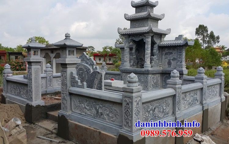Mẫu cây hương nghĩa trang gia đình dòng họ bằng đá chạm khắc hoa văn tinh xảo tại Thừa Thiên Huế