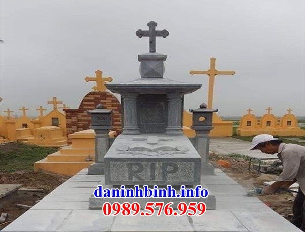 Mẫu mộ công giáo đạo thiên chúa bằng đá nguyên khối tại Thừa Thiên Huế