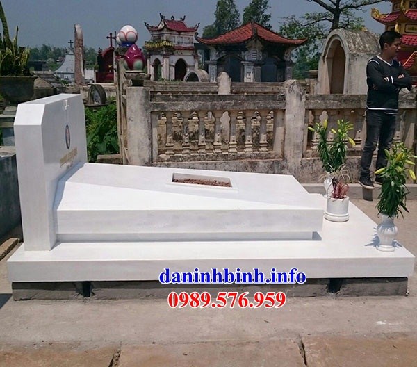 Mẫu mộ công giáo đạo thiên chúa bằng đá trắng Ninh Bình tại Bạc Liêu