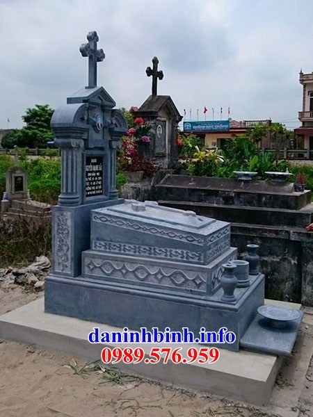 Mộ người theo đạo thiên chúa công giáo bằng đá xanh nguyên khối bán tại Quảng Bình