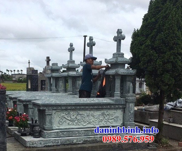 Thiết kế mộ đạo thiên chúa công giáo bằng đá xanh rêu chạm khắc tinh xảo bán tại Sài Gòn