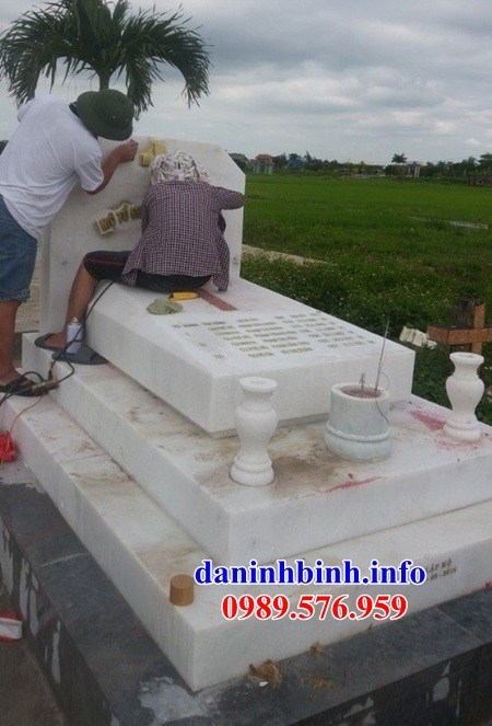 Xây lắp mộ người theo đạo thiên chúa công giáo bằng đá trắng cao cấp đẹp tại An Giang