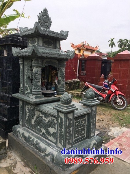 Hình ảnh mộ hai mái bằng đá xanh rêu đẹp tại Đắk Nông