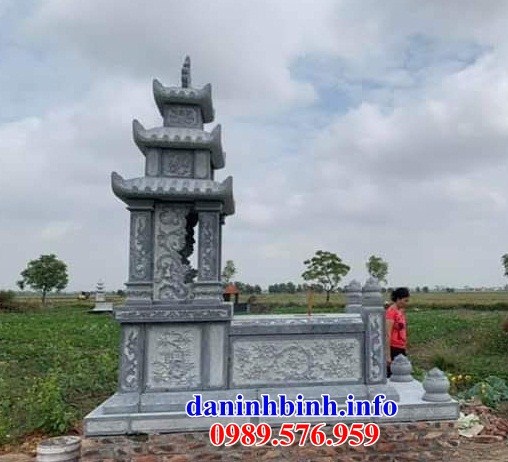Mẫu mộ ba mái bằng đá tự nhiên chạm khắc hoa văn tinh xảo tại Bình Thuận