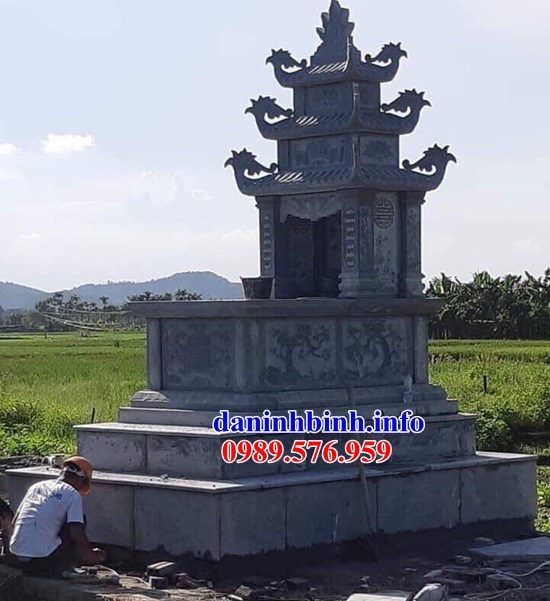 Mẫu mộ ba mái để hài cốt bằng đá chạm khắc hoa văn tinh xảo tại Ninh Thuận