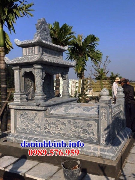 Mẫu mộ hai mái bằng đá tự nhiên chạm khắc hoa văn tinh xảo đẹp tại Thái Nguyên