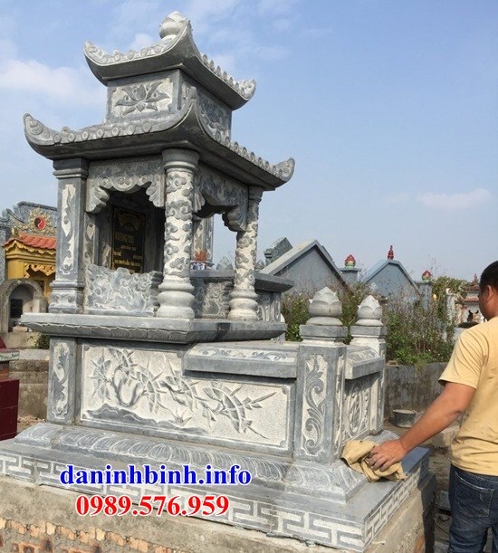Mẫu mộ hai mái bằng đá tự nhiên chạm trổ tứ quý tại Quảng Nam