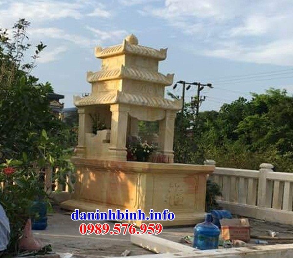 mộ ba mái thiết kế đẹp bằng đá vàng nguyên khối bán tại Quảng Bình