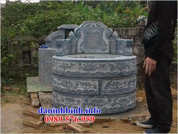 Hình ảnh mộ hình tròn tam cấp bằng đá chạm khắc hoa văn tinh xảo bán tại Hậu Giang