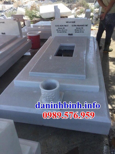 Hình ảnh mộ đơn giản không mái bằng đá trắng nguyên khối bán tại Ninh Bình