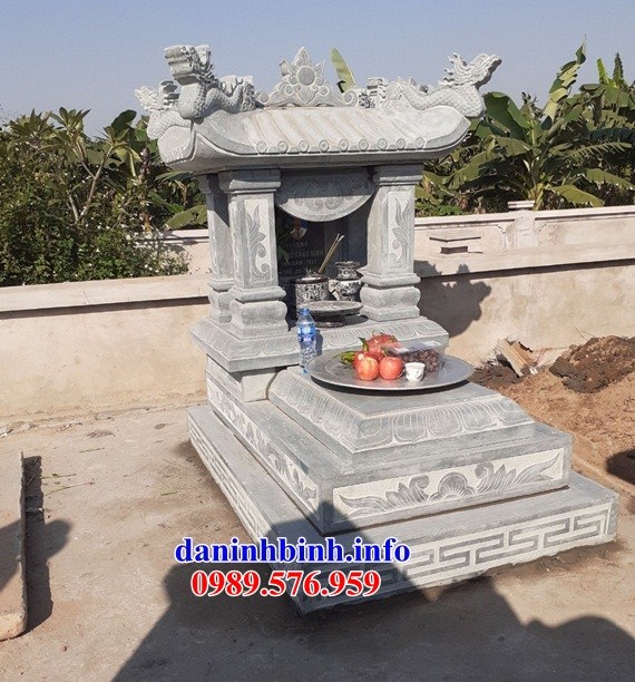 Lăng mộ một mái bằng đá nguyên khối cất để tro hài cốt hỏa táng bán tại Kon Tum