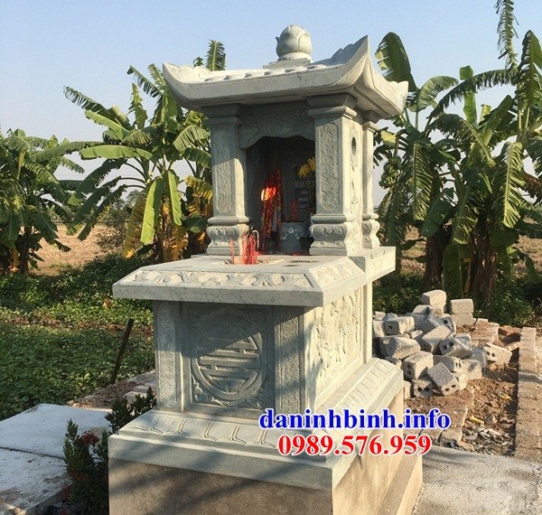 Mẫu mộ cất tro cốt một mái bằng đá xanh rêu tại Cao Bằng
