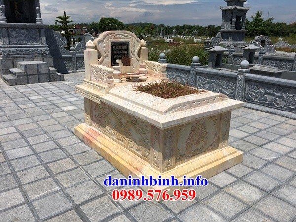 Mẫu mộ đơn giản không mái cất để tro hài cốt hỏa táng bằng đá vàng đẹp tại An Giang