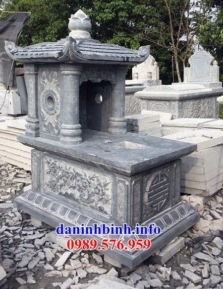 Mẫu mộ đơn giản một mái bằng đá chạm khắc hoa văn tinh xảo tại Gia Lai