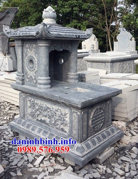 Mộ một bằng đá xanh chạm khắc hoa văn tinh xảo đẹp tại Bình Định