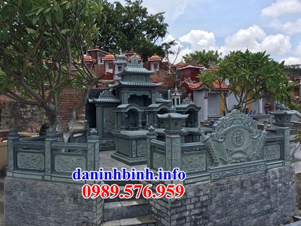 Mộ một bằng đá xanh rêu nguyên khối đẹp tại Bình Định