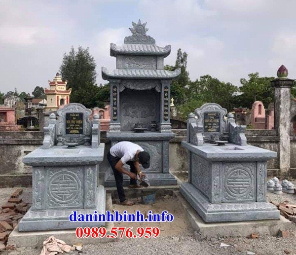 mộ tam cấp hậu bành thiết kế đẹp bằng đá cất để tro hài cốt hỏa táng bán tại Hòa Bình