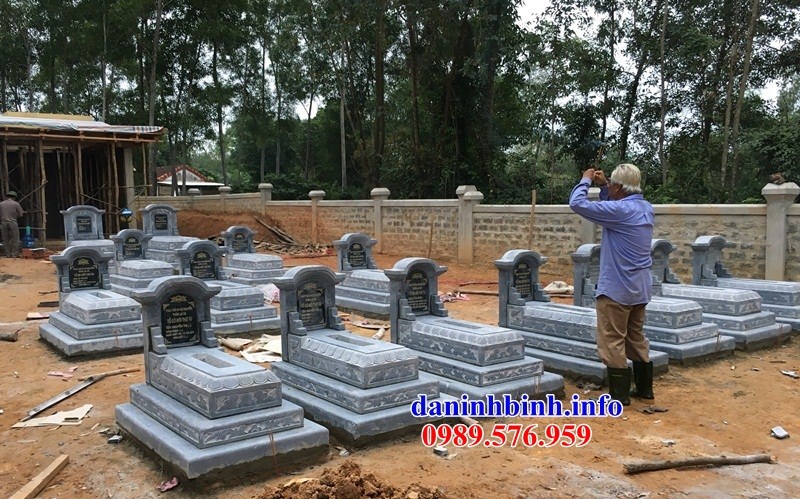 mộ tam cấp thiết kế đẹp bằng đá khối tự nhiên bán tại Hòa Bình