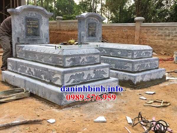 mộ tam cấp thiết kế đẹp bằng đá xanh nguyên khối bán tại Hòa Bình
